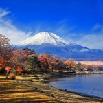 富士山と山中湖の紅葉湖畔
