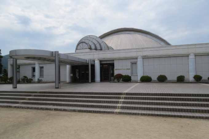 博物館は上空から見るとカブトガニの形をしている