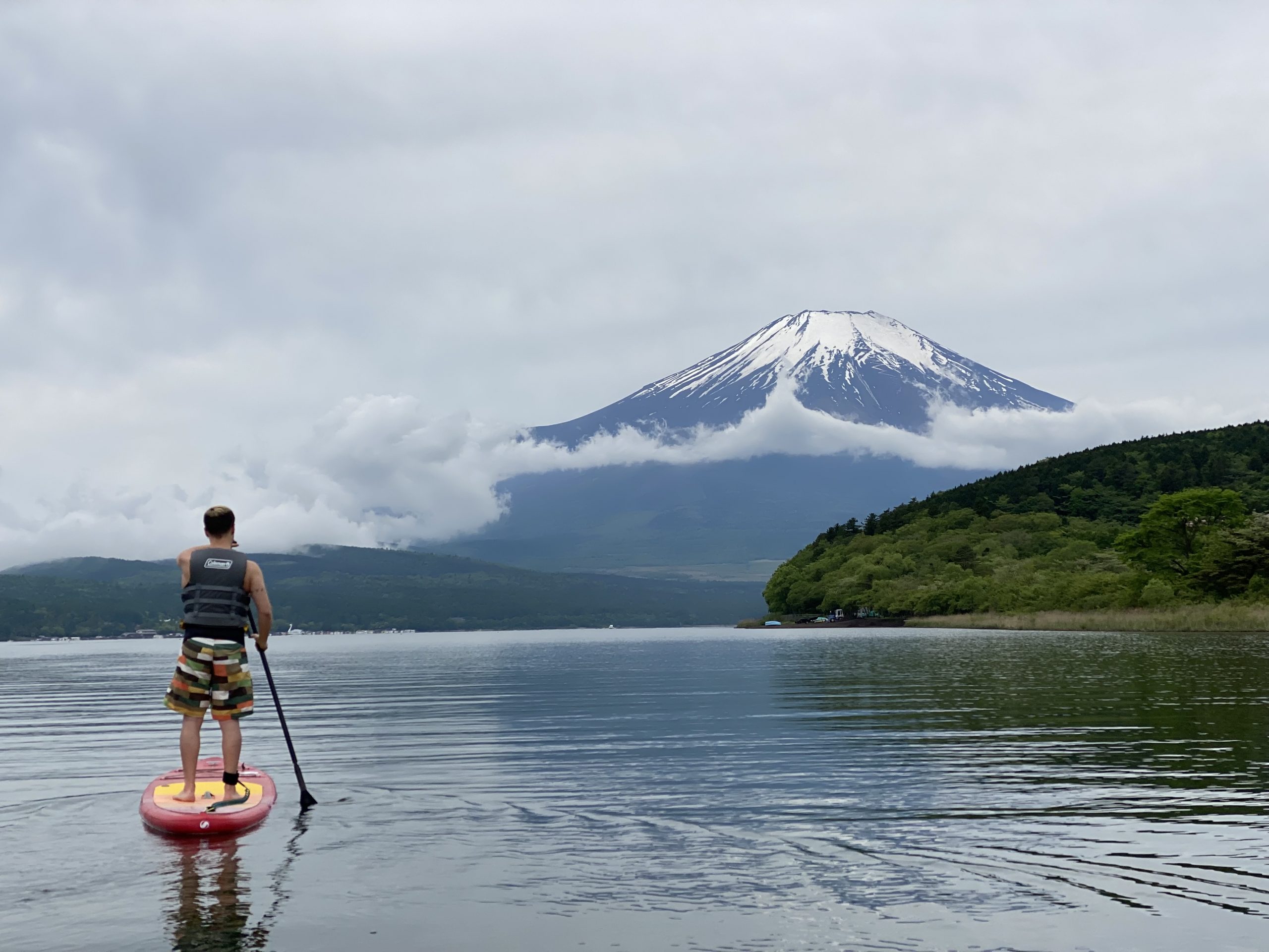 富士山を眺めながら山中湖上でSUPをする